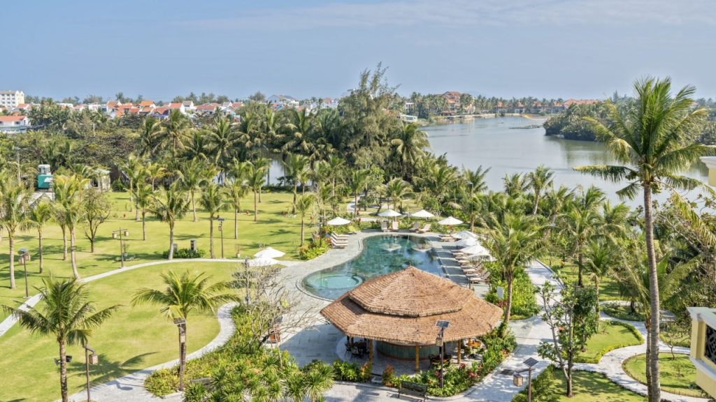 Không gian xanh ven sông tại Nesta Hoian Resort & Spa gần phố cổ Hội An