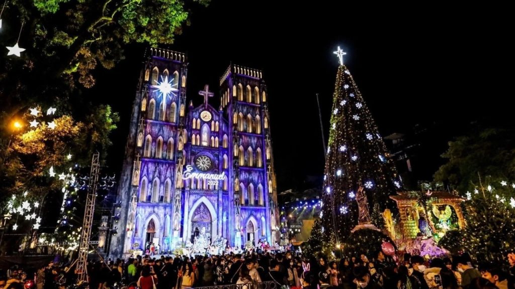 Không khí Noel tại Phố Cổ Hà Nội với nhà thờ và các tuyến phố trang trí Giáng sinh