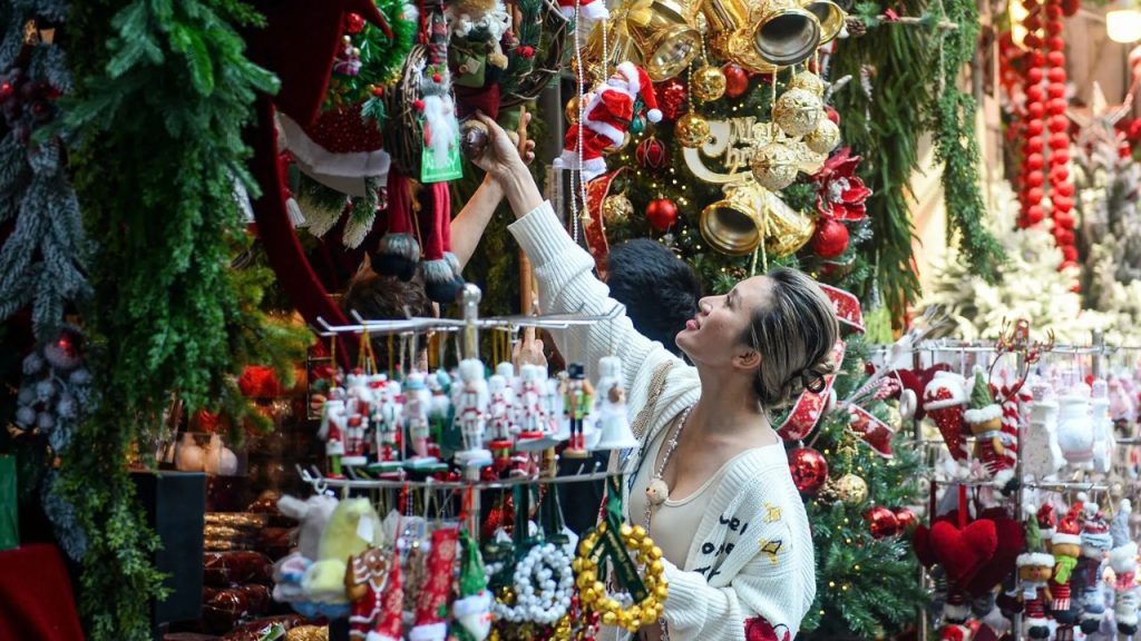 Phố Hàng Mã Hà Nội rực rỡ với cây thông, vòng nguyệt quế và đồ trang trí Noel