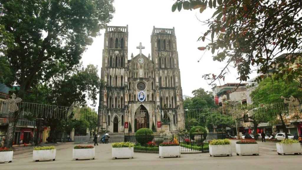 Nhà thờ Lớn Hà Nội với mặt tiền kiến trúc Gothic cổ kính giữa khu phố trung tâm