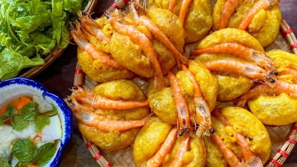 香酥金黄的西湖虾饼佐生菜与蘸酱