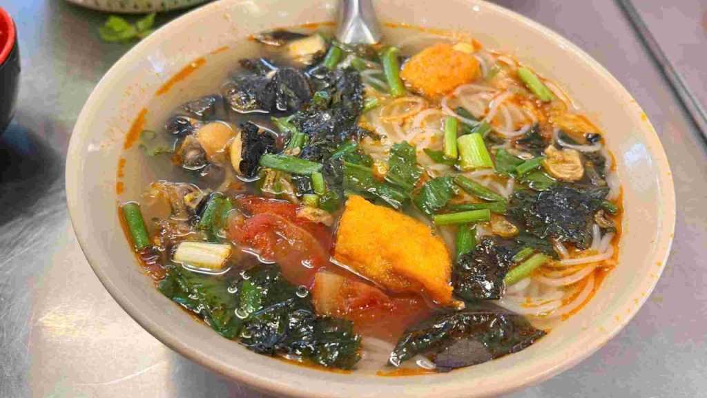 配有番茄汤底、螺肉与香菜的河内螺丝粉