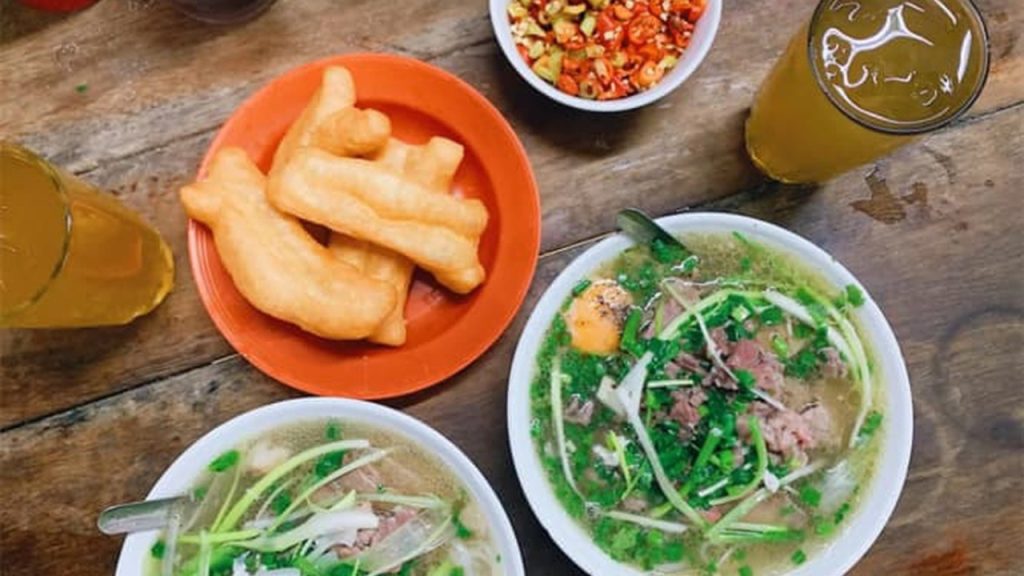 Bát phở bò truyền thống nóng hổi tại Phở Gia Truyền Bát Đàn Hà Nội