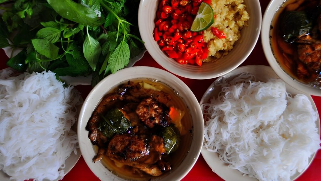 Suất bún chả Hàng Mành với thịt nướng vàng thơm và nem rán hấp dẫn