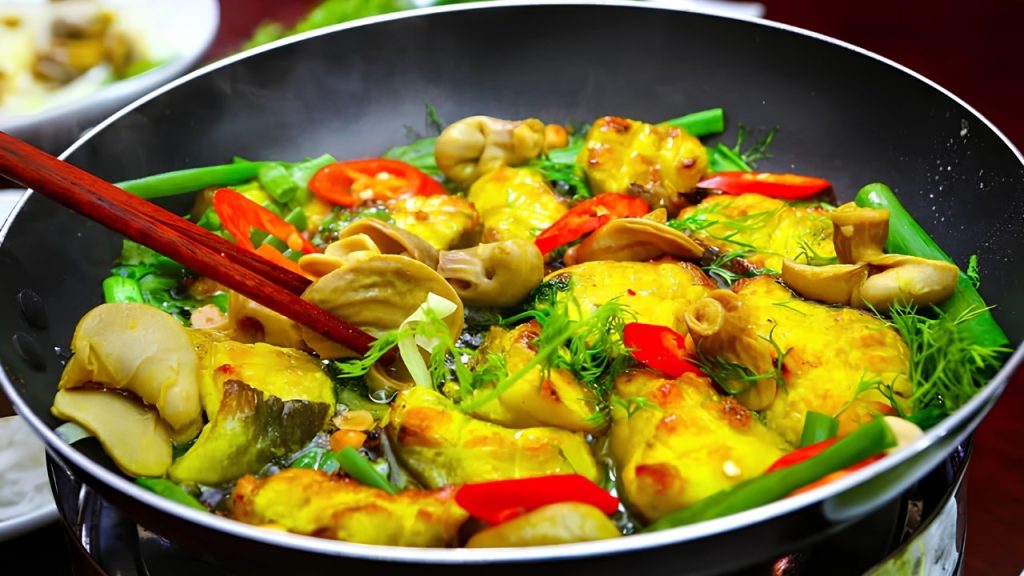 Chả cá lăng chế biến trên chảo nóng tại nhà hàng Chả Cá Thăng Long