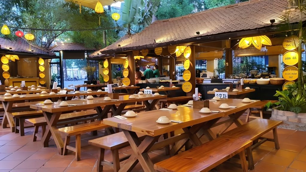 Không gian nhà hàng Quán Ăn Ngon Phan Bội Châu với nhiều món đặc sản Việt Nam