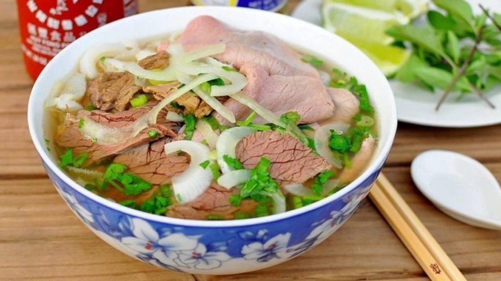 Bát phở bò Hà Nội với bánh phở mềm, thịt bò và nước dùng nóng truyền thống
