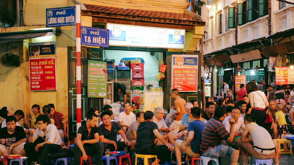 Phố Tạ Hiện về đêm với các quán bia, bàn ghế ngoài trời và dòng người nhộn nhịp
