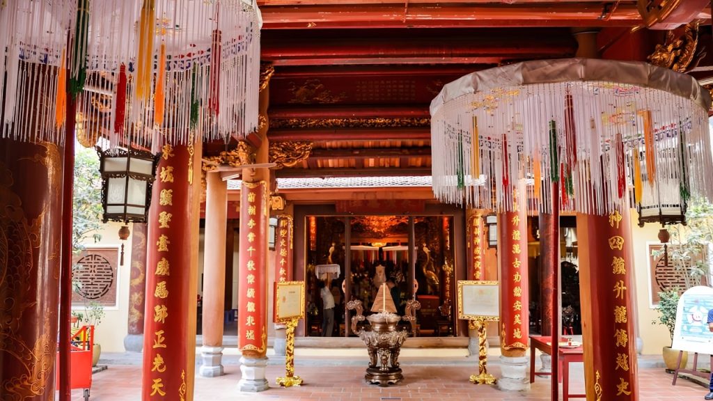 Đền Bạch Mã trên phố Hàng Buồm với kiến trúc gỗ truyền thống và không gian thờ tự cổ kính
