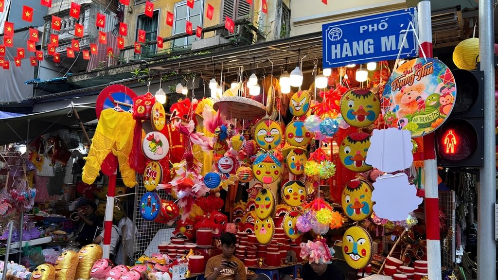 Phố Hàng Mã rực rỡ với đồ trang trí Trung thu, đèn lồng và sản phẩm lễ hội nhiều màu sắc