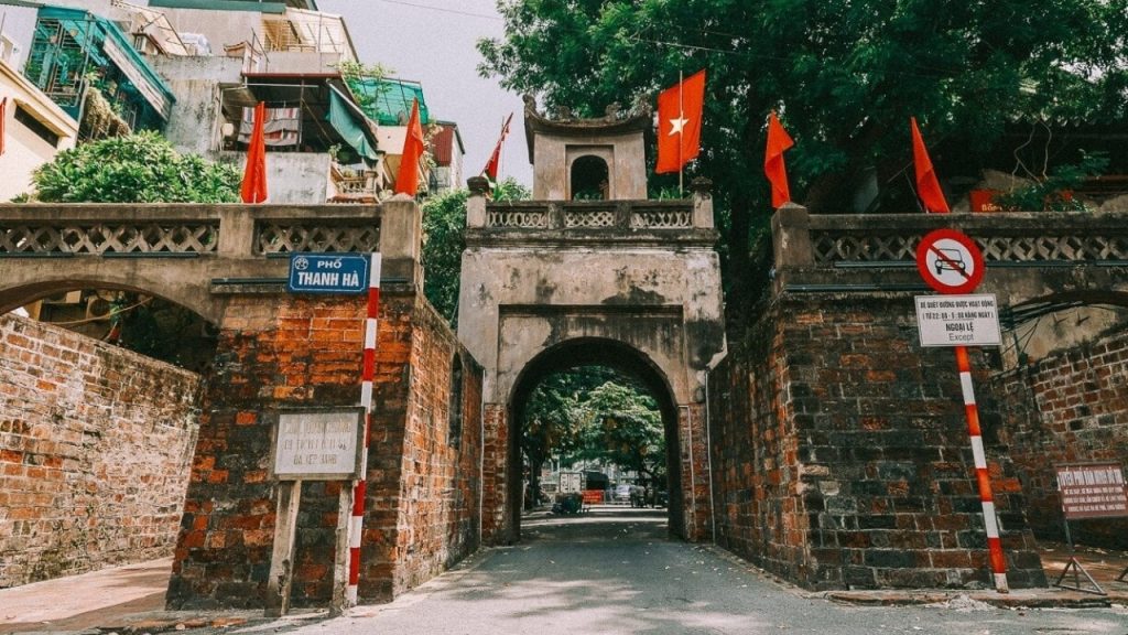 Ô Quan Chưởng với cổng vòm gạch cổ kính giữa những tuyến phố trung tâm Hà Nội