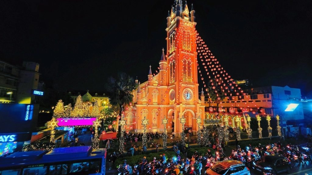 Kiến trúc Nhà thờ Đức Bà và Nhà thờ Tân Định trong mùa Noel Sài Gòn
