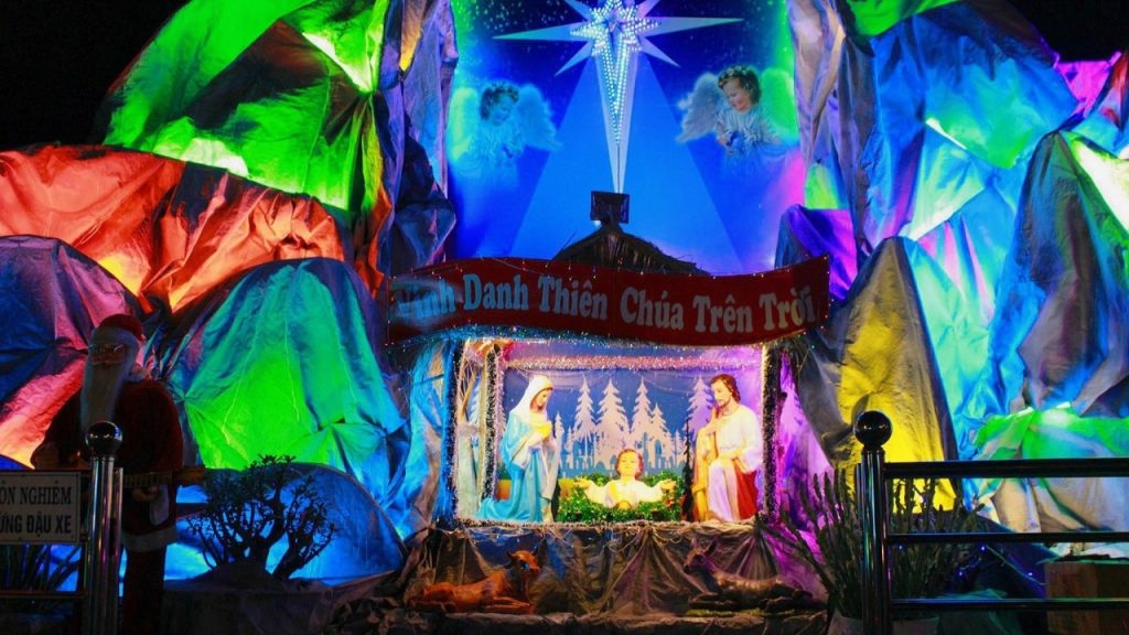 Hang đá, cây thông và đèn trang trí tại các khu xóm đạo Sài Gòn