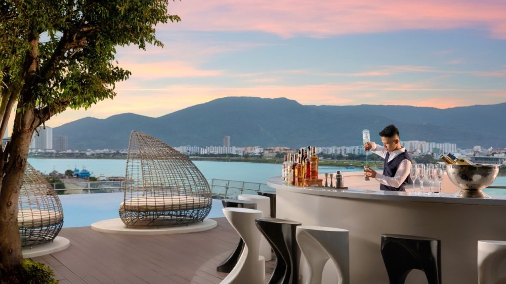 Novotel Danang Premier Han River với hồ bơi vô cực nhìn sông Hàn
