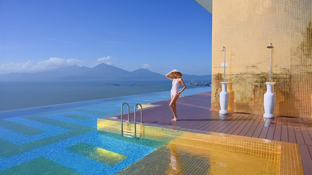 Danang Golden Bay với hồ bơi vô cực dát vàng 24K trên tầng cao