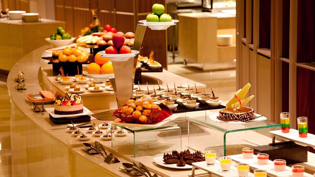 Tiệc Teabreak với bánh ngọt trái cây trà và cà phê cho hội nghị