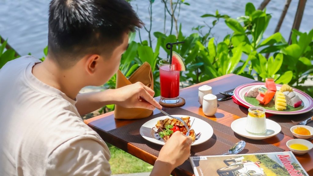 Nhà hàng La Veranda hướng sông tại Nesta Hoian Resort and Spa