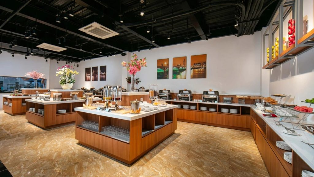 Quầy buffet sáng tại Nesta Danang Hotel với nhiều món ăn phục vụ khách lưu trú