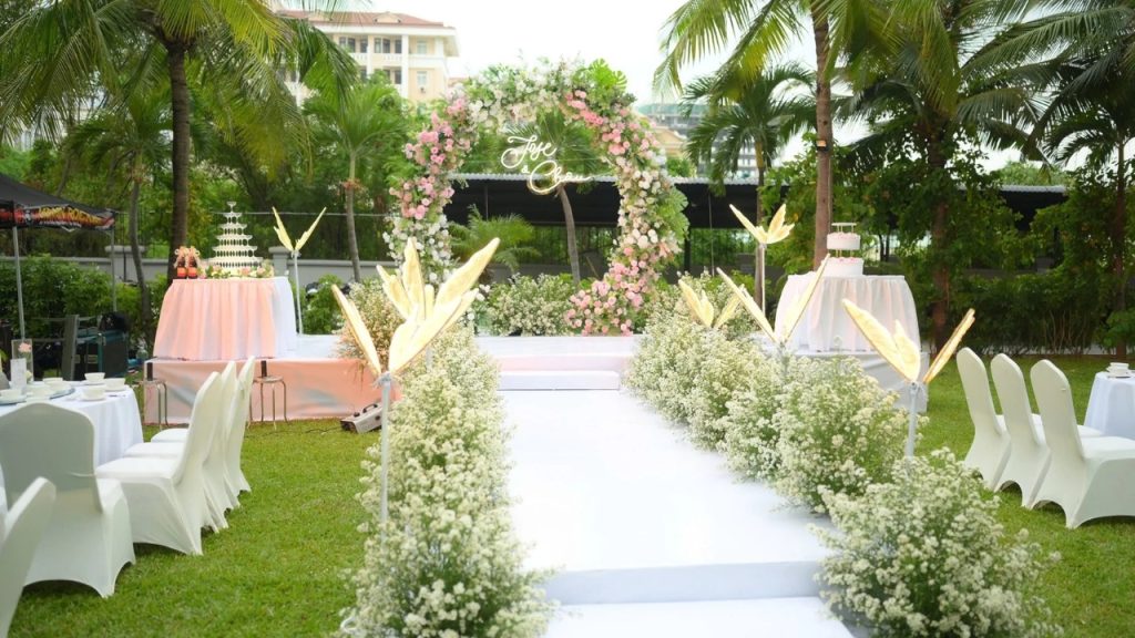 Palm Garden xanh mát với cây xanh tại Nesta Danang Hotel Đà Nẵng
