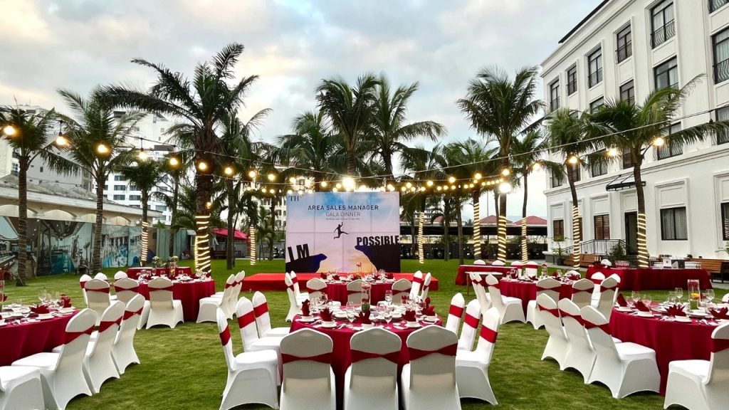 Khu vực Palm Garden tại Nesta Danang Hotel với không gian xanh ngoài trời 